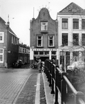 351210 Gezicht op de voorgevel van het pand Oudegracht 365 te Utrecht, vanaf de Vollersbrug, met links de Lange Rozendaal.